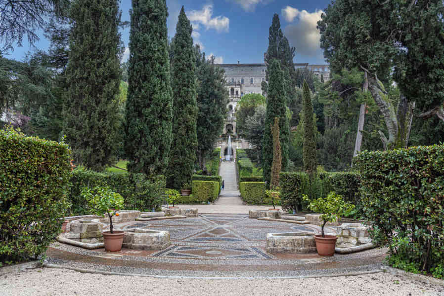 Italia - Tivoli 64 - Villa del Este - rotonda dei Cipressi.jpg